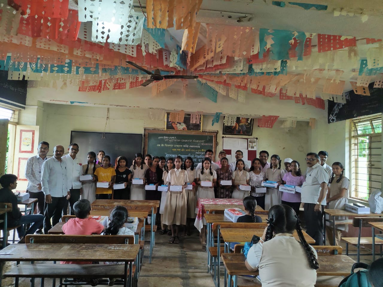 गरजू विद्यार्थ्यांना शालेय साहित्य वाटप : कै. विलास चव्हाण यांच्या स्मरणार्थ वर्गमित्रांचा स्तुत्य उपक्रम