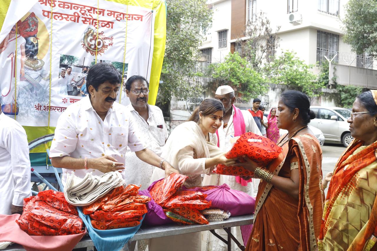 दुगड ग्रुपच्या वतीने वारकऱ्यांना अन्नदान, दहा हजार शबनम बॅग वाटप
