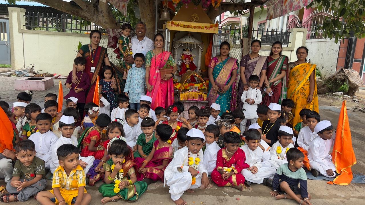 माईलस्टोन स्कुल, कारेगाव येथे रंगला बाल वारकऱ्यांचा दिंडी सोहळा   विठ्ठल नामाची शाळा भरली… शाळा शिकताना तहानभूक हरली.