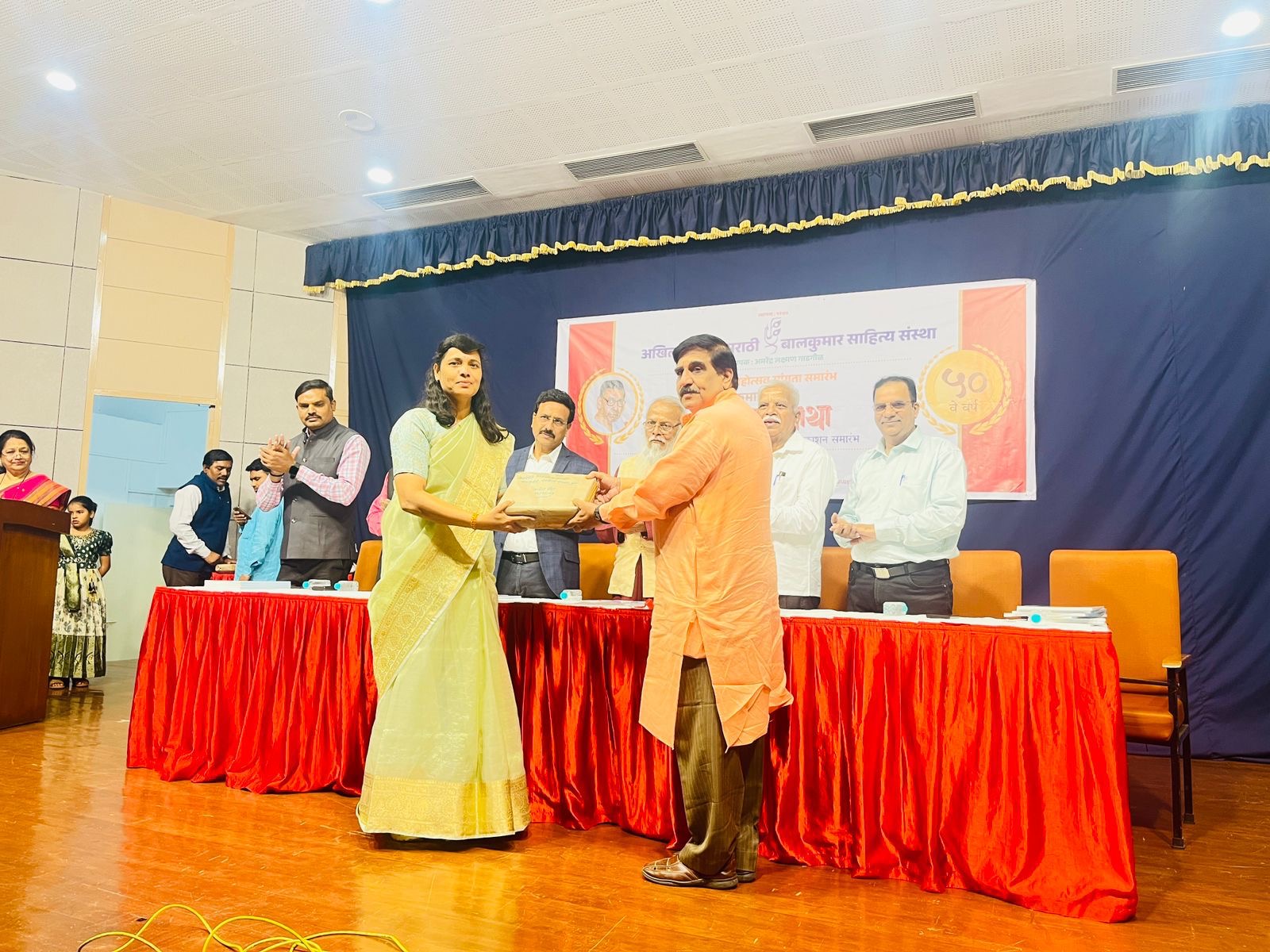 मिना म्हसे यांचा बालकुमार साहित्य संस्थेकडून विशेष सन्मान..  विद्यार्थ्यांच्या वाचन चळवळीची साहित्य संस्थेकडून दखल