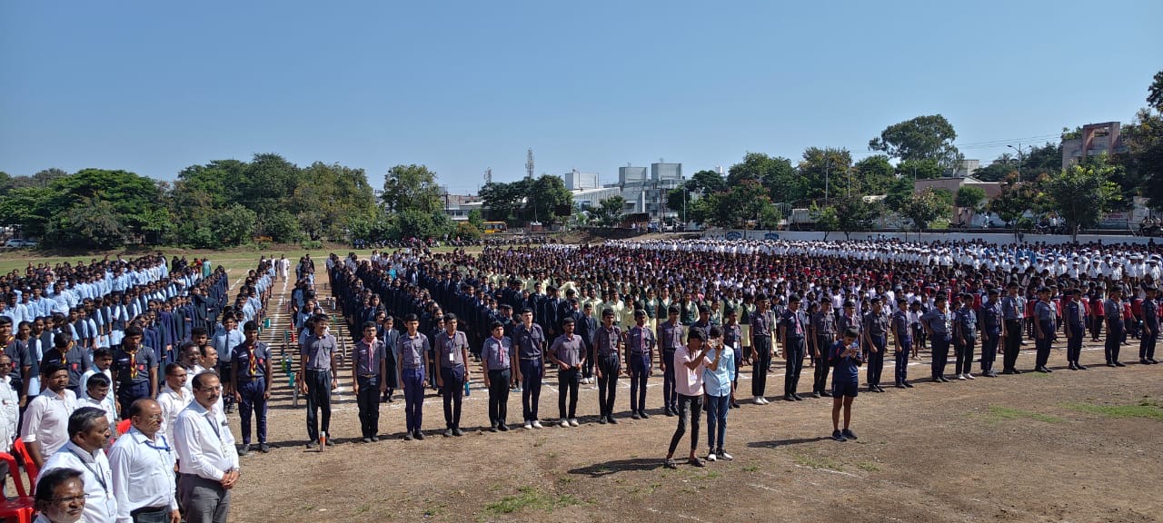 शिरूरमध्ये ‘वंदे मातरम’ गीताच्या १५० व्या वर्षानिमित्त भव्य उत्सव — हजारो विद्यार्थ्यांचा उत्स्फूर्त सहभाग