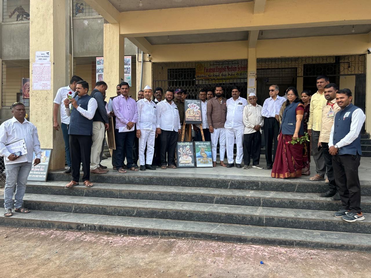 दहावीच्या परीक्षा केंद्रावर श्रीरंग जाधव यांच्या भित्तीचित्रातून -कॉपी मुक्त अभियान !