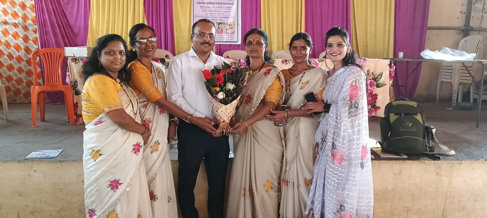 ग्रामीण भागातील महिलांना शिलाई मशीनचे वितरण