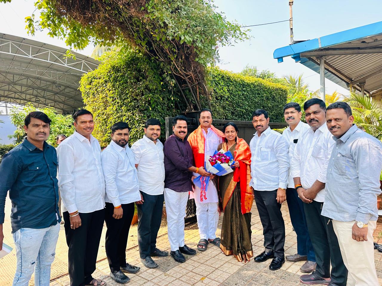 नातं जिव्हाळ्याचं! सुजाता पवार यांच्या विजयाने सणसवाडीत आनंद    सणसवाडी ग्रामस्थांकडून शाल व पुष्पगुच्छ देऊन सत्कार