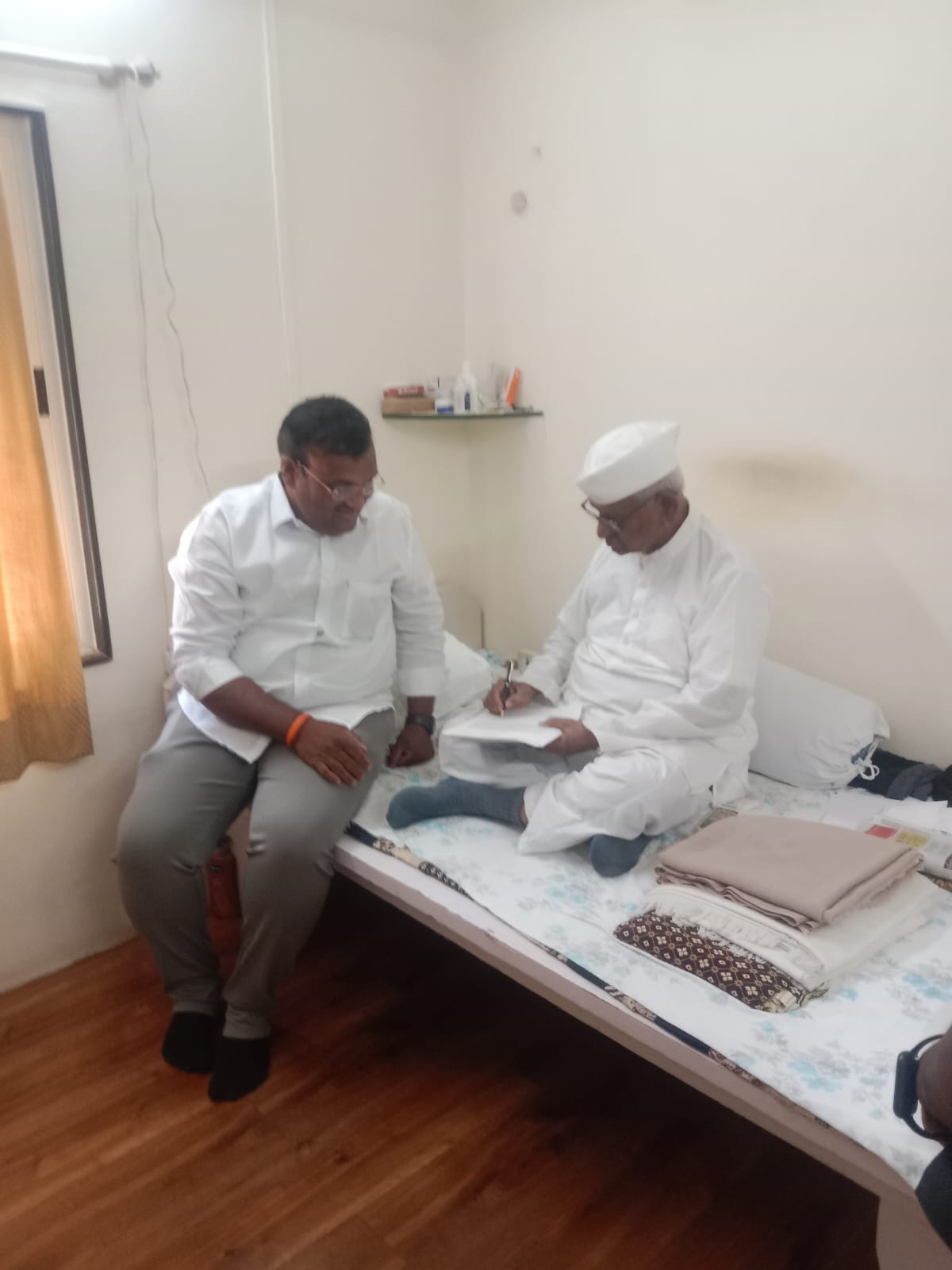 मांडवगण चे सुपुत्र प्रा.संतोष परदेशी यांचे गावपण पुस्तक लवकरच प्रकाशित…