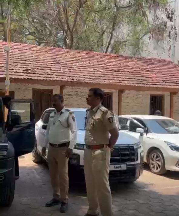 शिरूर पोलिसांची काळ्या काचा लावणाऱ्या वाहणावर कडक कारवाई..  २९ वाहनांवर दंड, ४५ हजारांची वसुली-संदेश केंजळे पोलीस निरीक्षक