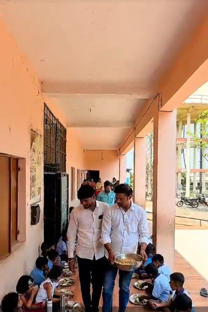 मांडवगण फराटा येथे जिल्हा परिषद प्राथमिक शाळेतील विद्यार्थ्यांसाठी स्नेहभोजनाचा उत्साहपूर्ण कार्यक्रम