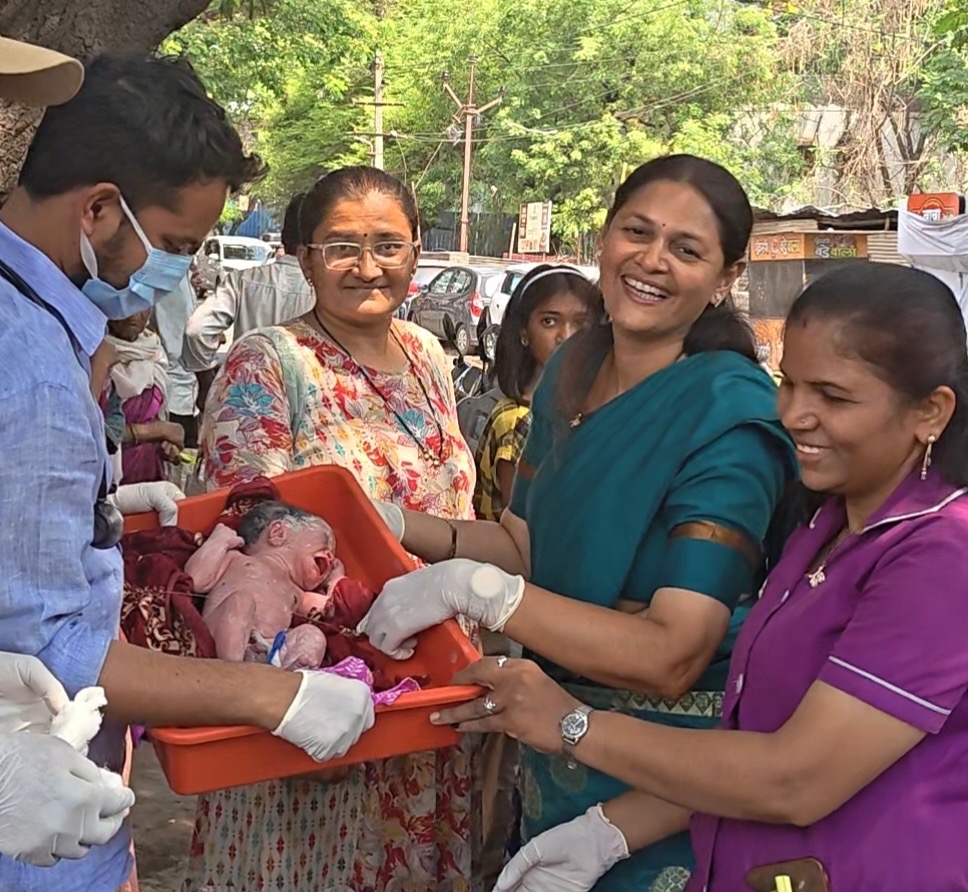 निर्माण प्लाझावर झाला “निर्माण” चा जन्म…   म्हणून नागरिकांनी केला जल्लोष…