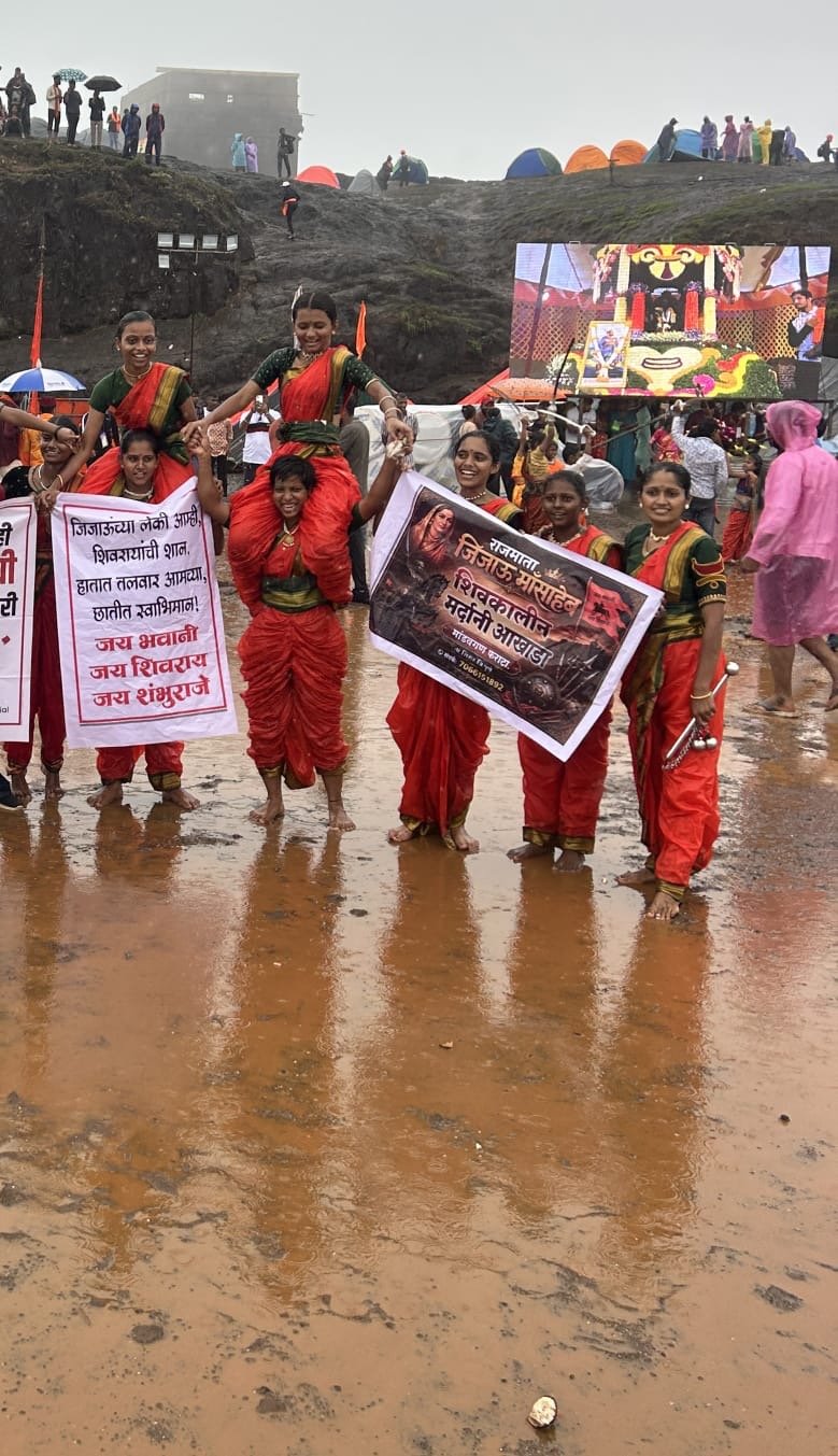 रायगडावर मांडवगण फराटा येथील राजमाता जिजाऊ शिवकालीन मर्दानी आखाड्याची दमदार कामगिरी.