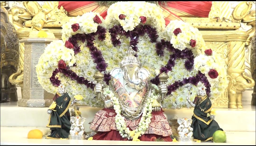 शेषात्मज गणेश जयंतीनिमित्त ‘दगडूशेठ’ गणपती मंदिरात शेषनागाच्या प्रतिकृतीची पुष्पसजावट  श्रीमंत दगडूशेठ हलवाई सार्वजनिक गणपती ट्रस्ट : विदुषी शैला दातार यांची स्वराभिषेकातून गायनसेवा