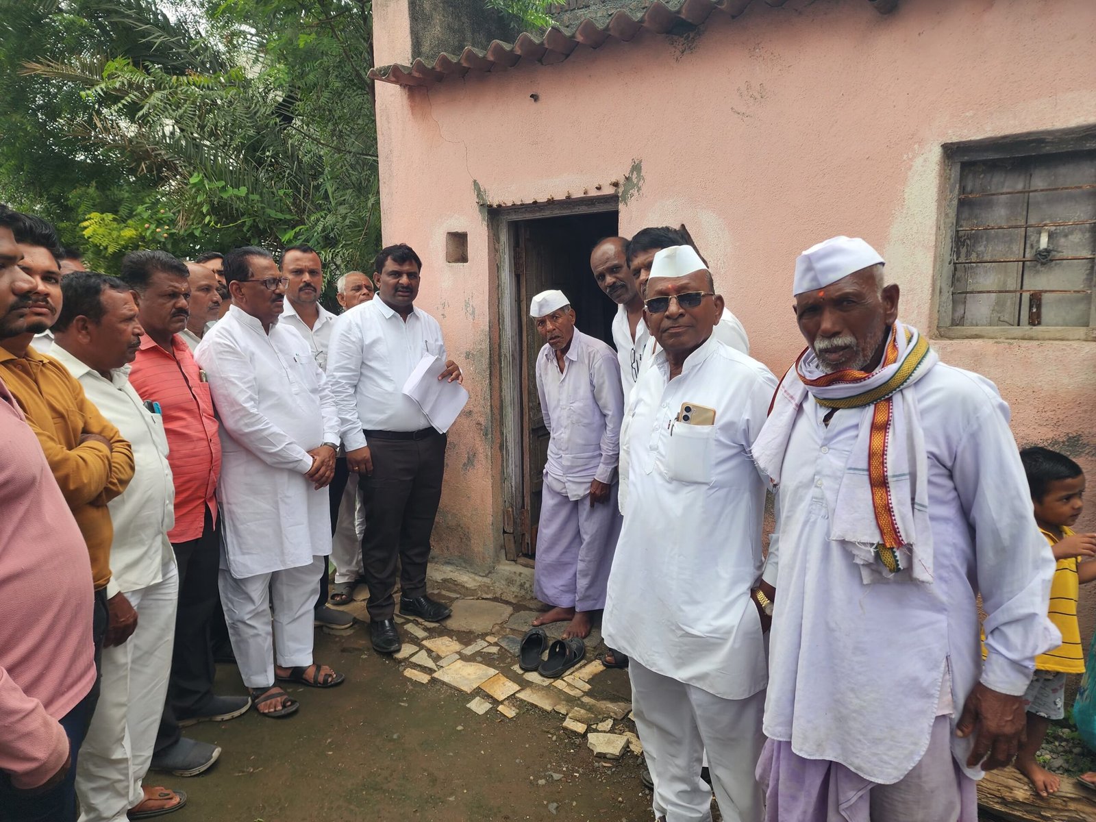 वारीत व्हायरल झालेल्या ज्येष्ठ वारकऱ्याला प्रशासनाचा आधार; तहसीलदारांची घरी भेट, महावितरणकडून तातडीने वीज जोडणीचे आश्वासन