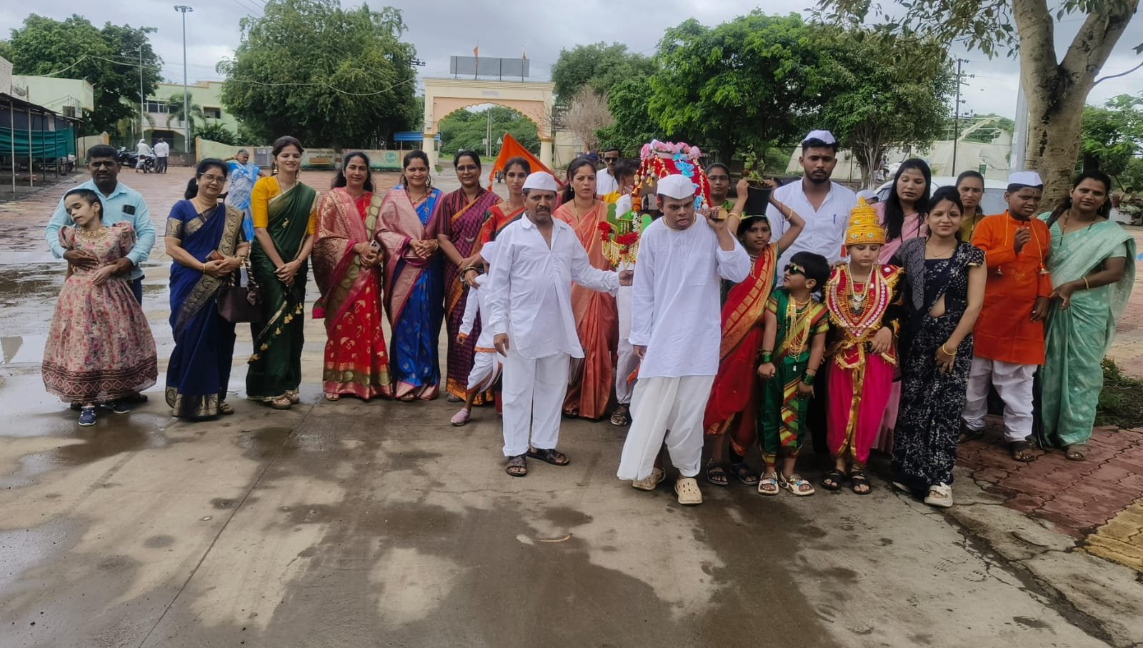 दिव्यांग विद्यार्थ्यांच्या उत्साहपूर्ण पायी दिंडीवारीने शिरूर परिसर भक्तिमय