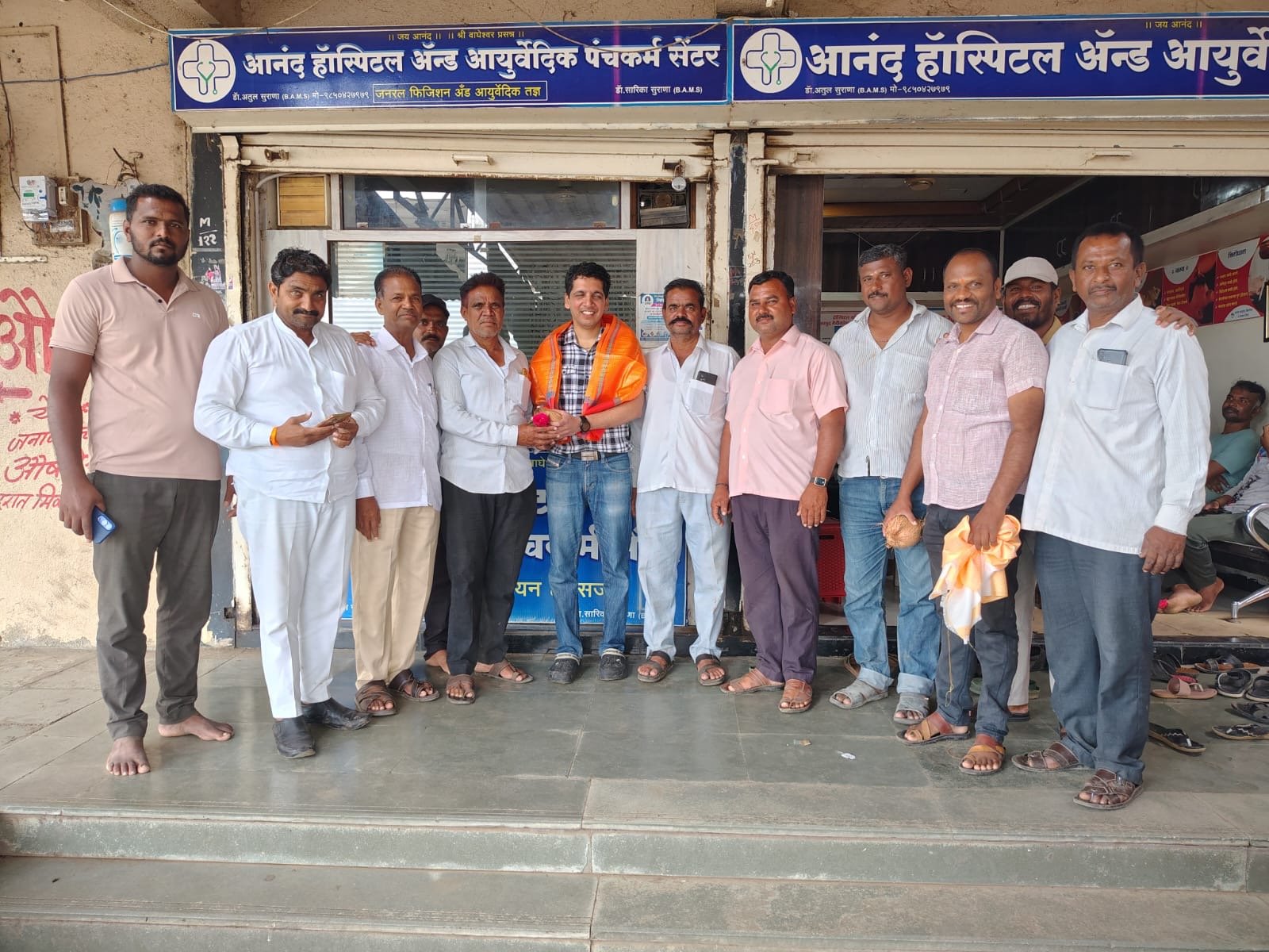 हार्ट अटॅक आलेल्या तरुणाचे सीपीआर देऊन प्राण वाचवणाऱ्या डॉ. अतुल सुराणा यांचा सत्कार