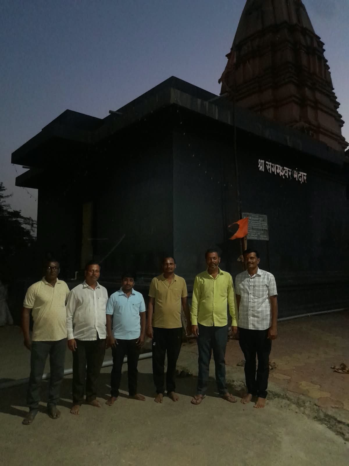 गणेगाव दुमाला येथील श्री संगमेश्वर मंदिरात भाविकांची रीघ